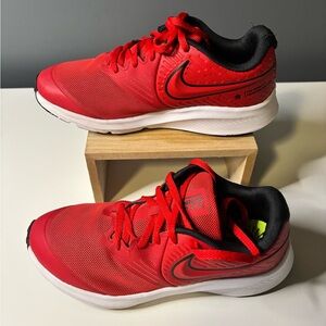 Nike Star Runner 2 athletic sneakers (Size 5)